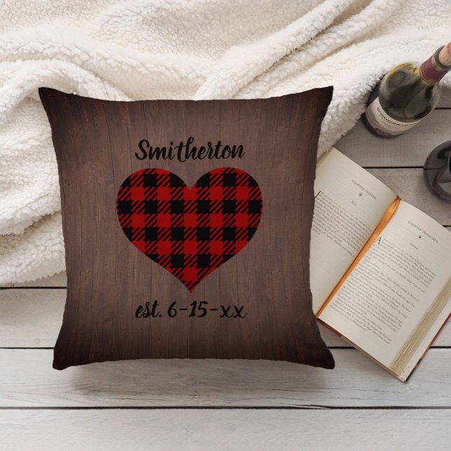 Red Black Buffalo Kariert Rustic Wood Heart Family Kissen (Red and black buffalo plaid on brown monogram and date pillow. Personalized with wedding date.)