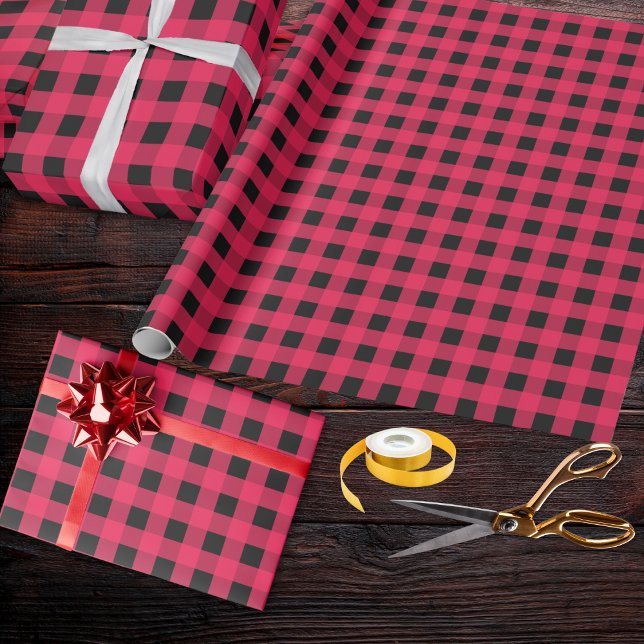 Red Black Buffalo Karierter Karo Tartan Gemustert Geschenkpapier (Red and black buffalo plaid gift wrap on a roll)