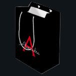Red Black Script Giron Monogram Name Mittlere Geschenktüte<br><div class="desc">Schwarz und Rot Einfache Script Monogram Name Geschenktasche. Das macht den perfekten 16 Geburtstag,  Hochzeit,  Brautparty,  Jubiläum,  Babydusche oder Junggeselinnen-Abschied Geschenktasche für jemanden,  der Lieben glamourösen Luxus und schicke Stile.</div>