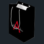 Red Black Script Giron Monogram Name Mittlere Geschenktüte<br><div class="desc">Schwarz und Rot Einfache Script Monogram Name Geschenktasche. Das macht den perfekten 16 Geburtstag,  Hochzeit,  Brautparty,  Jubiläum,  Babydusche oder Junggeselinnen-Abschied Geschenktasche für jemanden,  der Lieben glamourösen Luxus und schicke Stile.</div>