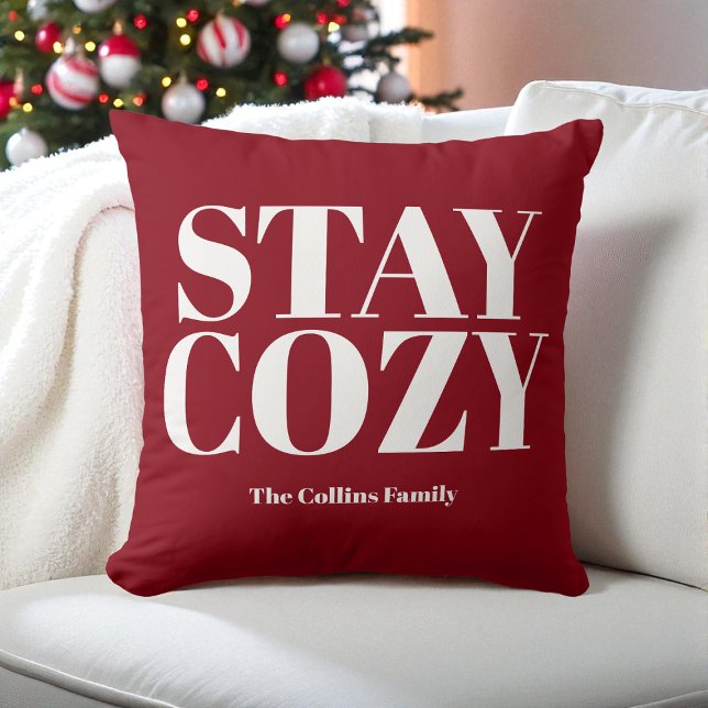 Red Bleibe Cosy Festive Typografy White Family Nam Kissen (Red Stay Cozy Festive Typography White Family Name Throw Pillow)