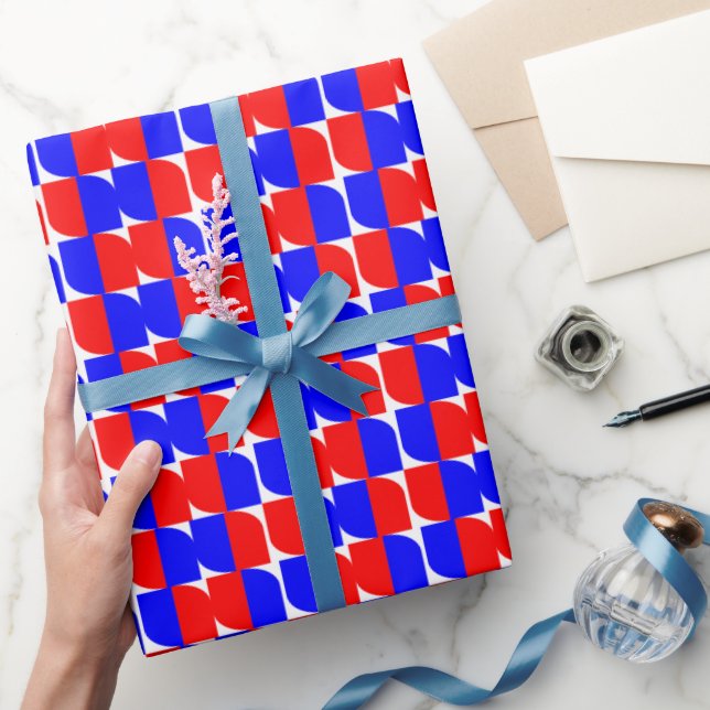 Red & Blue Geometric Muster Geschenkpapier (Schenken)