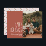 Red Boho Polka Dot Happy Holidays Single Foto Feiertagskarte<br><div class="desc">Diese roter Boho polka dot fröhliche Ferien Single Foto-Urlaubskarte ist perfekt für Ihren modernen böhmischen Landgut inspiriert Urlaub Gruß. Der klassische rustikale, aber feine handgezeichnet Schriftart verleiht ihm einen erdigen Vintagen Look und behalte ihn niedlich und einfach. Die Polka-Punkte kommen in Erdtönen wie Rot, Salbei, Rosa, Rosa, Terrakotta, Rost und...</div>