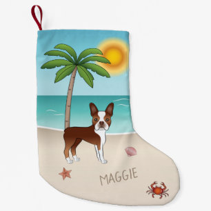 Red Boston Terrier an einem tropischen Sommerstran Kleiner Weihnachtsstrumpf