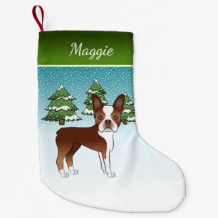Red Boston Terrier in einem Winterwald & Name Kleiner Weihnachtsstrumpf