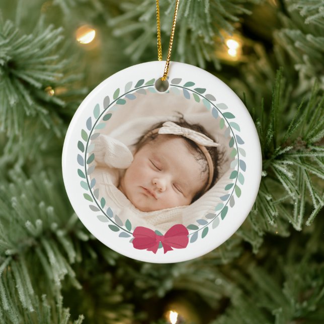 Red Bow-Adorned Wreath Baby's First Christmas Keramik Ornament (Baum)