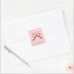 Red Bow Coquette Squiggly Borders Christmas Quadratischer Aufkleber<br><div class="desc">Dieses Design zeichnet sich durch moderne Weihnachtsaufkleber mit einem weichen, rosa Hintergrund und einem tiefroten, handgezeichnet Bogen aus. Die eleganten, geschliffenen Kanten und das ovale Foto-Rahmen machen es zu einer idealen Wahl, um Ihr Lieblingsfamilien-Foto zu präsentieren. Personalisieren Sie Ihre Daten mit dem Namen und Foto Ihrer Familie.</div>