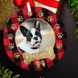 Red Buffalo Kariert Pattern Gold Bow Family Foto Ornament Aus Metall<br><div class="desc">Fügen Sie Ihrem Weihnachtsbaum einen gemütlichen und warmen Charme hinzu,  mit unserem Metall-Ornament aus Pet-Foto mit einem gemütlichen und warmen,  roten Büffel-kariertem Muster-Hintergrund. Circle Foto Rahmen mit einem festlichen Imitat goldener Bogen und Knochen. Passen Sie Ihren Haustiernamen und Ihr Foto an. Von Moodthology Papery entworfen</div>