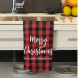 Red Buffalo Karo Frohe Weihnachten Custom Geschirrtuch<br><div class="desc">Dieses Design besticht durch ein fröhliches Weihnachtsfest,  ein rotes Büffel-kariert,  einen rustikalen Winter,  festliche Typografie und eine Kalligraphie-Schrift,  die perfekt zum Backen von Ferien geeignet ist,  und macht eine großartige Hostess zum Sake,  zum Klassiker,  zum schlichten und eleganten minimalistischen Stil.</div>