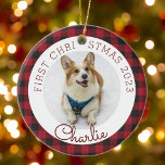 Red Buffalo Karo Pet's First Christmas Foto Keramik Ornament<br><div class="desc">Das erste Weihnachtsschmuck eines Haustieres mit modernem Bauernbüffel-Karo-Design.</div>