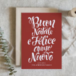 Red Buon Natale e Felice Anno Nuovo Script Feiertagskarte<br><div class="desc">Buon Natale e Felice Anno Nuovo! Senden Sie Ihre Urlaubswünsche mit dieser individuell gestaltbaren Weihnachtskarte an Freunde und Familie. Diese italienische Weihnachtskarte zeichnet sich durch moderne Kalligraphie aus. Personalisieren Sie diese,  indem Sie Ihre Daten hinzufügen. Diese Weihnachtskarte ist in anderen Farben und mit einem Karton erhältlich. Matching-Elemente sind verfügbar.</div>