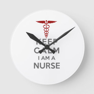 Red Caduceus Behielt Calm I bin eine Krankenschwes Runde Wanduhr