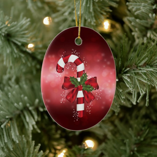 Red Candy Cane auf einem roten Bokeh Hintergrund Keramik Ornament (Baum)