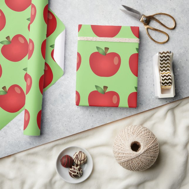 Red Cartoon Apple on Green Geschenkpapier (Kunsthandwerk)