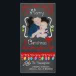 Red Chalkboard Frohe Weihnachts-Weihnachtsfotokart Feiertagskarte<br><div class="desc">Fröhliche Weihnachtsfotokarten mit einem Chalkboard-Look Hintergrund,  viele rote Wirbel und Text,  der Frohe Weihnachten,  eine Reihe von bunten Baumleuchten in verschiedenen Farben,  rot und grün hängende Ornamente,  und Bereiche können Sie diese schönen und hellen Urlaubsfotokarten mit Ihrem Foto und Namen anpassen!</div>
