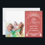 Red Chalkboard Typografie Frohe Weihnachts-Foto Feiertagskarte<br><div class="desc">Red and White Retro English Cottage Core Ästhetische Weihnachtsfamilienfotokarte</div>