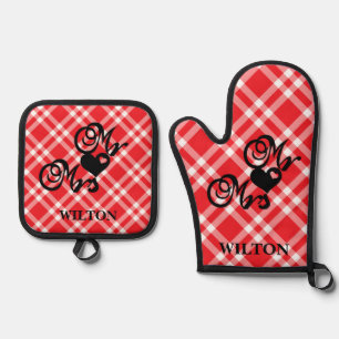 Red Checkered Mr. & Mrs. Hearts Monogram Ofenhandschuh & Topflappen-Set