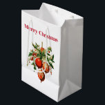 Red Christmas Baubles mit Holly Festivals Mittlere Geschenktüte<br><div class="desc">Geschenktasche mit einer Vintagen Style-Abbildung. 3 rote Weihnachtsbaumbläschen umgeben von grünen Heiligen und Beeren. Stilvolles Retro-Design.</div>
