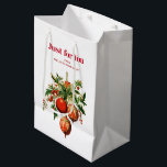 Red Christmas Baubles mit Holly Festivals Mittlere Geschenktüte<br><div class="desc">Geschenktasche mit einer Vintagen Style-Abbildung. 3 rote Weihnachtsbaumbläschen umgeben von grünen Heiligen und Beeren. Stilvolles Retro-Design.</div>