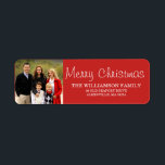 Red Christmas Family Foto Rücksendeadressen-Aufkle<br><div class="desc">Holiday Rot Hintergrund perfekt umrahmt Ihr Lieblings-Foto. Weiße Schrift wünscht Freunden und Familie frohe Weihnachten. Sehr einfach,  um Ihr eigenes Foto einzufügen und den Text anzupassen.</div>