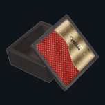 Red Christmas Floral mit Gold Ribbon und Name Kiste<br><div class="desc">Dieses personalisierte Design enthält den Namen Ihres Empfängers in schwarz auf ein goldfarbenes Band oben. Geben Sie den Namen im Abschnitt Personalize ein. Dieses hübsche Design - mit sternförmigen Poinsettien in Rot, überragt von goldfarbenem, kurvigem Band - ist eine elegante Art, den Urlaub oder jeden Tag zu feiern. Die Farben...</div>