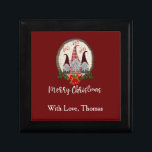 Red Christmas Gnomes Trendy Elves Erinnerungskiste<br><div class="desc">Diese zauberhaften Weihnachtszwerge sind hier,  um Ihren Freunden und der Familie ein frohes Weihnachtsfest zu wünschen. Weihnachtsgnome-Geschenkboxen. Personalisieren Sie am unteren Ende.</div>