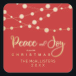 Red Christmas Light Peace & Joy Whimsical Script Quadratischer Aufkleber<br><div class="desc">Red Christmas Lights Peace & Joy Whimsical Script Quote Square Sticker. Dieses Filialdesign und das Weihnachtsangebot verleihen jedem Element Ihres ersten Weihnachtsabends einen leicht rustikalen Look. WICHTIGER HINWEIS: Dieses Design ist Teil einer Sammlung und hat andere koordinierte Elemente, die Sie in meinem Geschäft finden können. Manchmal kann es schwierig sein,...</div>