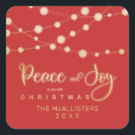 Red Christmas Light Peace & Joy Whimsical Script Quadratischer Aufkleber<br><div class="desc">Red Christmas Lights Peace & Joy Whimsical Script Quote Square Sticker. Dieses Filialdesign und das Weihnachtsangebot verleihen jedem Element Ihres ersten Weihnachtsabends einen leicht rustikalen Look. WICHTIGER HINWEIS: Dieses Design ist Teil einer Sammlung und hat andere koordinierte Elemente, die Sie in meinem Geschäft finden können. Manchmal kann es schwierig sein,...</div>