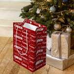 Red Christmas Name Collage Personalisiert Mittlere Geschenktüte<br><div class="desc">Diese niedliche personalisierte Weihnachtsgeschenktasche ist mit Ihrem Namen in 9 verschiedenen schönen Schriftart angepasst. Eine niedliche Geschenktasche mit weißer Typografie für Urlaubsgeschenke.</div>