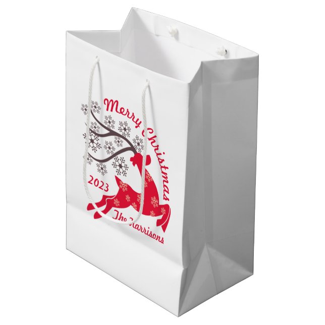 Red Christmas Reindeer Snowflake Name Weiß Mittlere Geschenktüte (Vorderseite Schrägansicht)