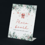Red Christmas Santa Baby Duschkabine Foto Auszeich Sockelschild<br><div class="desc">Das Red Santa Gender Neutral Santa Baby Kleidung Weihnachtsdusche Foto Booth Sign fügt Ihrer Babydusche eine festliche und unterhaltsame Touch hinzu! Mit seinem hellen roten Design mit zarten Schneeflocken, Eukalyptusgrün und bezaubernden, vom Weihnachtsmann inspiriert Kinderkleidung lädt dieses Schild die Gäste herzlich ein, an der Foto-Kabine unvergessliche Fotos zu genießen. Es...</div>