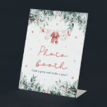 Red Christmas Santa Baby Duschkabine Foto Auszeich Sockelschild<br><div class="desc">Das Red Santa Gender Neutral Santa Baby Kleidung Weihnachtsdusche Foto Booth Sign fügt Ihrer Babydusche eine festliche und unterhaltsame Touch hinzu! Mit seinem hellen roten Design mit zarten Schneeflocken, Eukalyptusgrün und bezaubernden, vom Weihnachtsmann inspiriert Kinderkleidung lädt dieses Schild die Gäste herzlich ein, an der Foto-Kabine unvergessliche Fotos zu genießen. Es...</div>