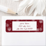 Red Christmas Snowflakes Label<br><div class="desc">Mit diesen Red Christmas Snowflakes Address Labels mit zarten weißen Schneeflocken und weichem fallendem Schnee verleihen Sie Ihrer Urlaubssendung saisonale Eleganz. Ein zeitloses, einfaches Layout in Verbindung mit elegantem Skript unterstreicht Ihren Familiennamen und Ihre Postanschrift und schafft so eine wunderbar personalisierte Touch für Karten, Geschenke und saisonale Korrespondenz. Mit seinem...</div>