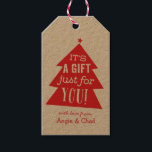 Red Christmas Tree Gift Geschenkanhänger<br><div class="desc">Ein kleiner,  roter Weihnachtsbaum mit einem Stern auf der Oberseite sendet eine fröhliche Nachricht an diesen personalisierten Weihnachtsgeschenk-Tag. Geben Sie Ihren Namen für vorbedruckte Tags oder CLEAR für leere Tags,  die später ausgefüllt werden sollen.</div>