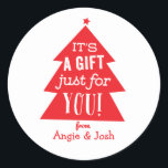 Red Christmas Tree Gift Runder Aufkleber<br><div class="desc">Ein kleiner,  roter Weihnachtsbaum versendet ein fröhliches Signal zum Beifall auf diesem modernen Geschenksticker mit personalisiertem Namenstext.</div>