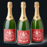Red Christmas White Family Name Personalisiert<br><div class="desc">Roter Weihnachtswein Familienname personalisierte monogramm Feiertag Sekt. Erhöhen Sie Ihr Weihnachtsgetränk mit diesem personalisierten Etikett. Dieses individuelle Familienweinetikett fügt Ihrem Urlaubsgeschenk eine einzigartige Touch hinzu und sorgt für ein durchdachtes und gepflegtes Familiengeschenk.</div>