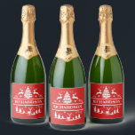 Red Christmas White Family Name Personalisiert<br><div class="desc">Roter Weihnachtswein Familienname personalisierte monogramm Feiertag Sekt. Erhöhen Sie Ihr Weihnachtsgetränk mit diesem personalisierten Etikett. Dieses individuelle Familienweinetikett fügt Ihrem Urlaubsgeschenk eine einzigartige Touch hinzu und sorgt für ein durchdachtes und gepflegtes Familiengeschenk.</div>