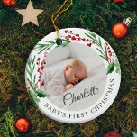 Red Cranberry Foliage Baby's First Christmas Foto Keramik Ornament<br><div class="desc">Ein schönes festliches Baby's erste Weihnachtsschmuck. Unser Design zeichnet sich durch unsere schöne Aquarellkranberry festliche Vegetation rund um das Ornament. Passen Sie mit Ihrem Foto und Namen an. Entwurf des Moodthology Papers</div>