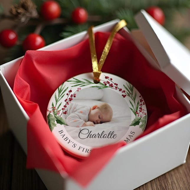 Red Cranberry Foliage Baby's First Christmas Foto Keramik Ornament (Red Cranberry Foliage Baby's First Christmas Photo Ceramic Ornament)