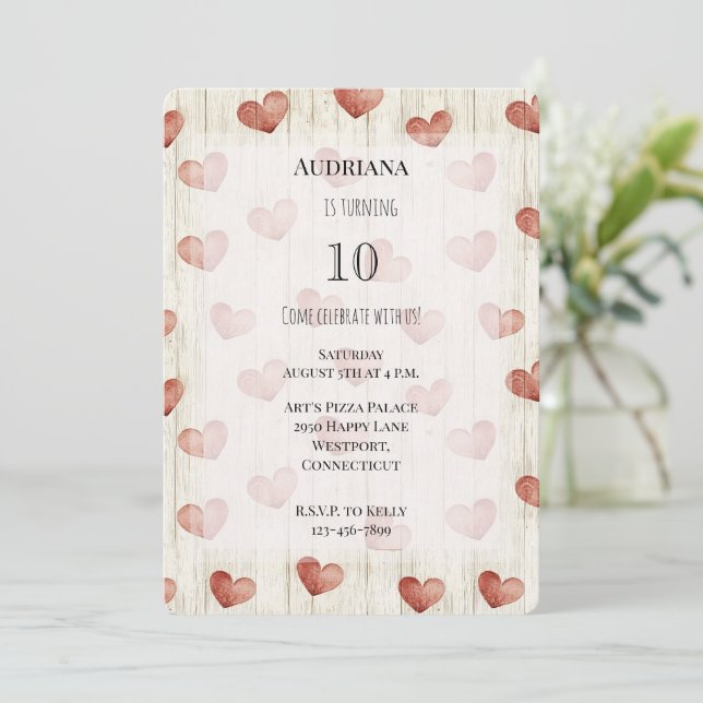 Red Cream Hearts Imitats Wood Birthday Einladung (Stehend Vorderseite)