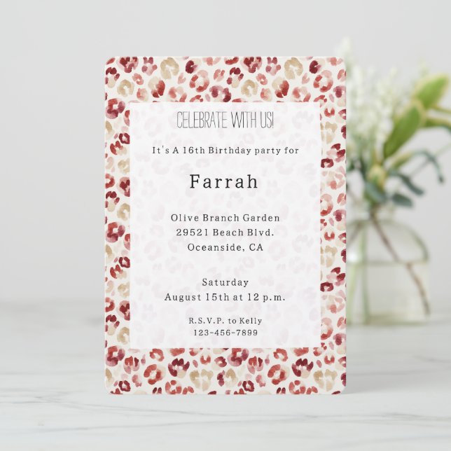 Red Cream Leopard Animal Print Birthday   Einladung (Stehend Vorderseite)