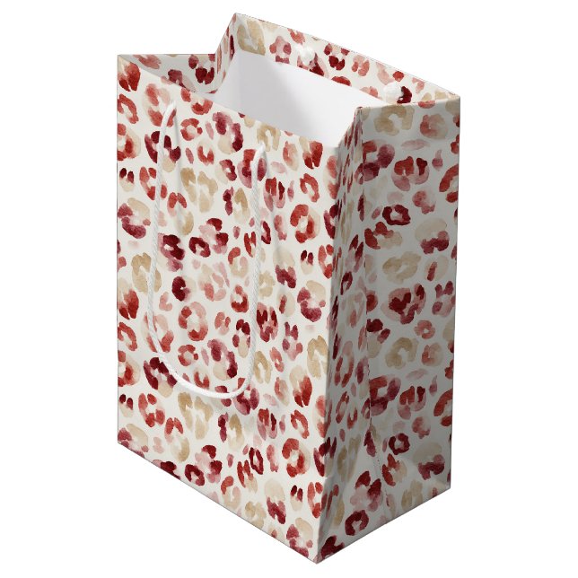 Red Cream Leopard Animal Print Birthday Mittlere Geschenktüte (Vorderseite Schrägansicht)