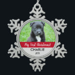 Red Custom Dog Foto Welpe's First Christmas Schneeflocken Zinn-Ornament<br><div class="desc">Feiern Sie das erste Weihnachtsfest des Welpen mit einem maßgeschneiderten Foto. Personalisieren Sie Foto,  Namen und Jahr. Roter Akzent Farben.</div>