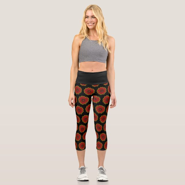 Red Daisy auf Schwarz Hintergrund Capri Leggings (Vorderseite)