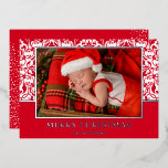 Red Damask Foil Holiday Card Folien Feiertagskarte<br><div class="desc">Weiße und rote Damast-Muster, Ihre Begrüßung, Namen und Ihr Foto in Echtsilber-, Gold- oder Rose-Gold sind auf diesen Urlaubsfotokarten zu finden. Wählen Sie Matte für schwerstes Papier und High Definition für beste Foto-Qualität. Achten Sie darauf, Ihre Bestellung zu verdoppeln, bevor Sie sie Ihrem Warenkorb hinzufügen, da das, was Sie auf...</div>