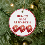 Red Dice Bunco Christmas Keramik Ornament<br><div class="desc">Fügen Sie diesem Bunco Player mit Roter Würfel Ihren eigenen Namen, Ihr eigenes Datum oder Ihre eigene Nachricht hinzu. Das macht ein tolles Geschenk, ein Geschenk oder einen Preis für die Gastgeberin. Halten Sie sich an Ihrem Eingang, im Büro, im Auto oder auf einem Baum. Design funktioniert auch für Spieler,...</div>