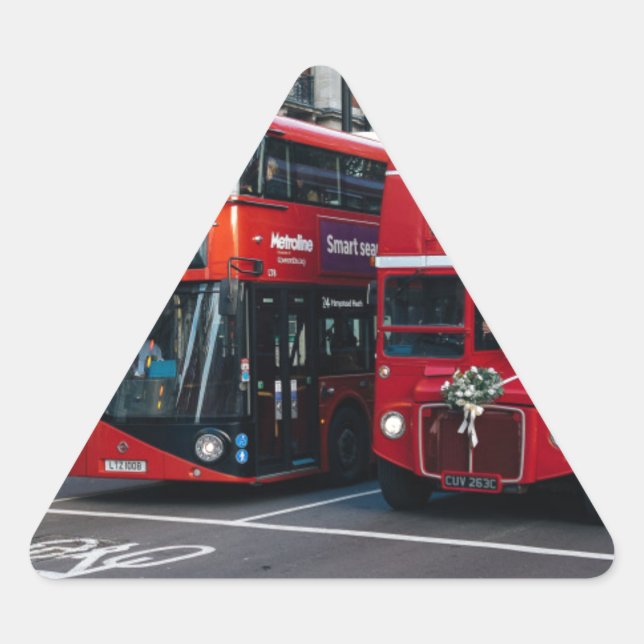 Red Double Decker Buses Dreieckiger Aufkleber (Vorderseite)