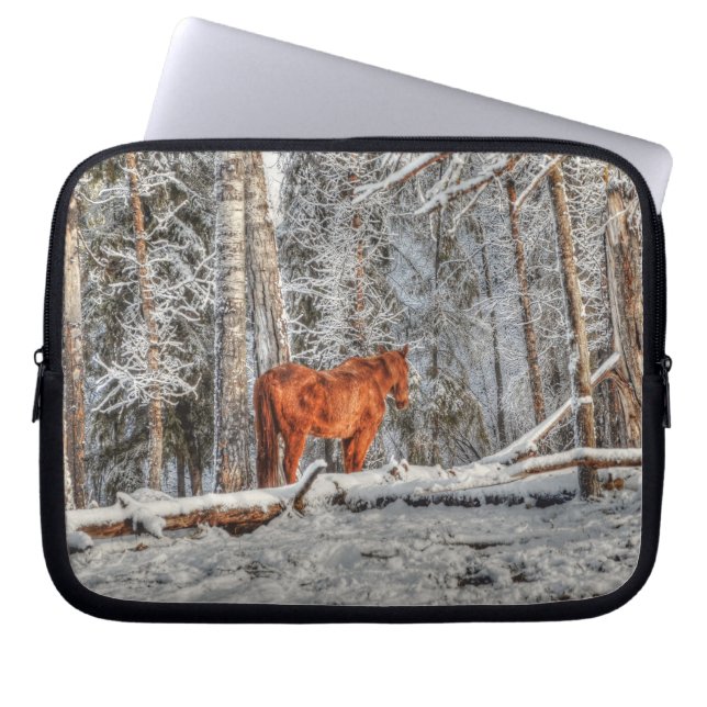 Red Dun Horst and Forest at Sunrise Equine Foto Laptopschutzhülle (Vorderseite)