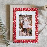 Red Fair Isle Strick Pattern Foto Weihnachten Folien Feiertagskarte<br><div class="desc">Versenden Sie herzliche Urlaubswünsche in einem gemütlichen, festlichen Design mit dieser vergoldeten Weihnachtskarte, die einen charmanten Strick der Messe Isle bietet. Das aufwändige Design erinnert an das behagliche Gefühl von Winterwärme und Urlaubsjubiläum. Diese individuell gestaltbare Weihnachtskarte bietet einen festlichen Hintergrund für Ihr persönliches Foto. Passen Sie Ihre Foto- und Urlaubsnachricht...</div>