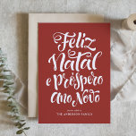Red Feliz Natal e Próspero Ano Novo Script Feiertagskarte<br><div class="desc">Feliz Natal e Próspero Ano Novo! Senden Sie Ihre Urlaubswünsche mit dieser individuell gestaltbaren Weihnachtskarte an Freunde und Familie. Diese portugiesische Weihnachtskarte zeichnet sich durch moderne Kalligraphie aus. Personalisieren Sie diese,  indem Sie Ihre Daten hinzufügen. Diese Weihnachtskarte ist in anderen Farben und mit einem Karton erhältlich. Matching-Elemente sind verfügbar.</div>